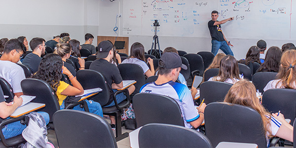 alunos em sala estudando 