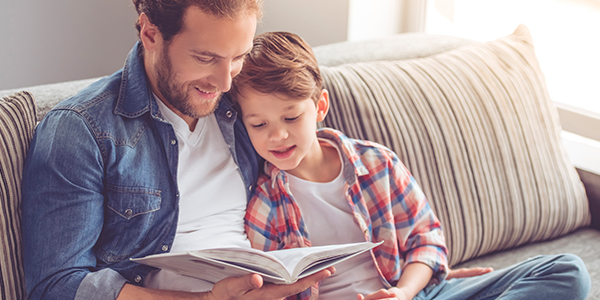 Pai e filho lendo livro juntos 