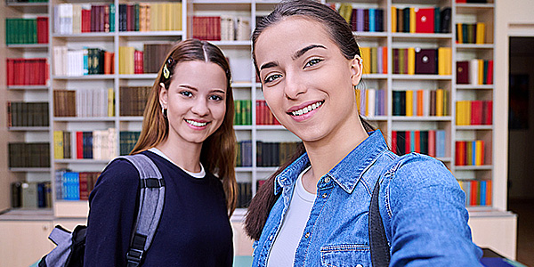 Duas moças na biblioteca