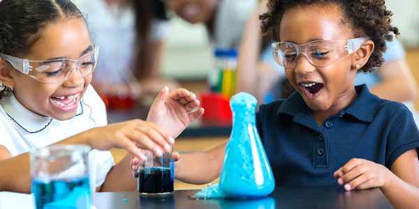 Alunos fazendo experimentos científicos no Colégio Classe A que estimula a curiosidade e a criatividade. 