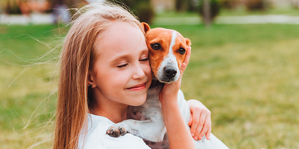 menina com cãozinho 