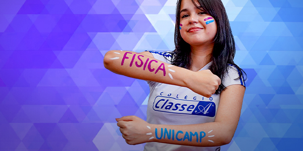 Foto da Natália, aluna do segundo ano médio do Colégio Classe A e aprovada na Unicamp. Mostrando o rosto e os braços pintados