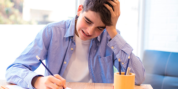 Jovem estudando, estressado