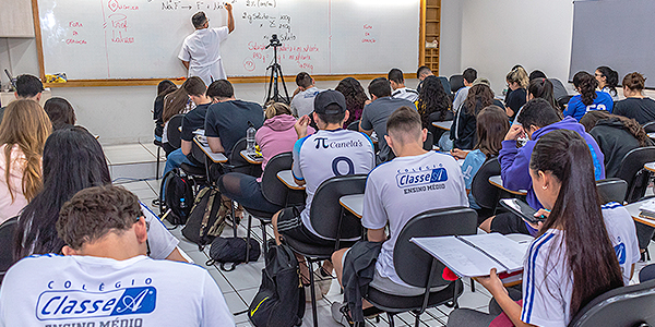 Alunos sentados em sala de aula no Ensino Médio do Colégio Classe A. 