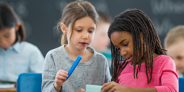 Alunos brincam e aprendem durante as aulas no Colégio Classe A. 