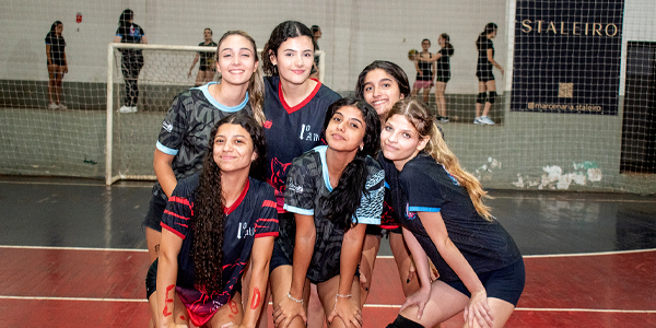 Alunas posam na quadra durante o INTERCLASSE A, do Colégio Classe A, que desenvolve os alunos por meio do esporte.