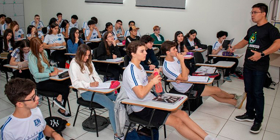 alunos em sala na volta às aulas 