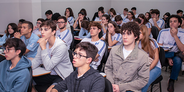 Estudantes sentados na sala de aula 