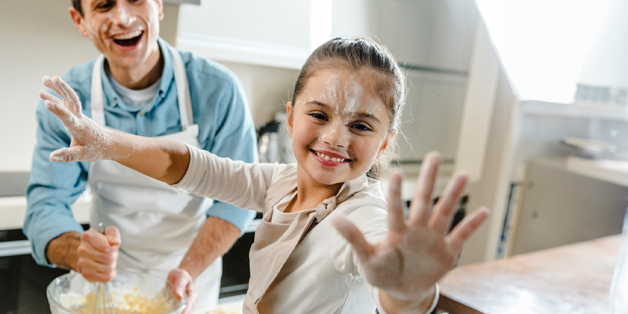 menina suja de farinha fazendo receitas 