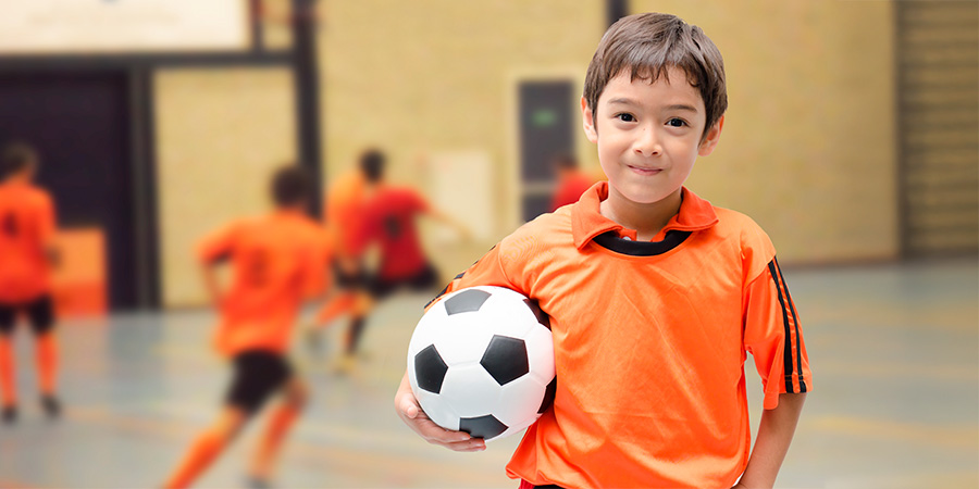 menino com imunidade jogando bola 