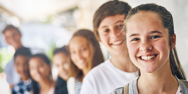 Menina sorridente estuda no Colégio Classe A onde são valorizadas as inteligências múltiplas. 