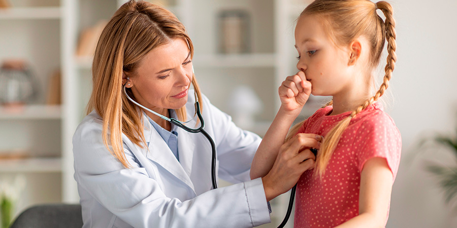 médica vendo tosse em criança 