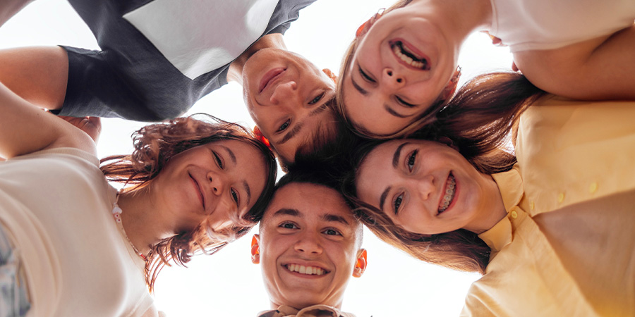 jovens unidos e que têm propósitos de vida.