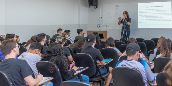 Alunos do Colégio Classe A assistem aula no projeto Rota da Aprovação. 